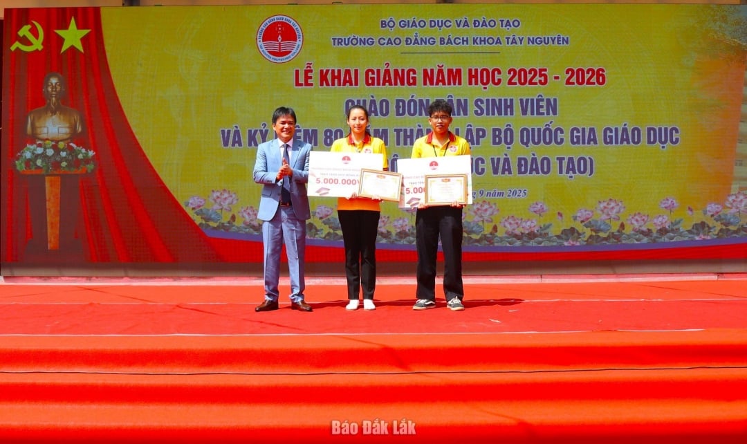 タイグエン工科大学のグエン・タイ・ビン校長は、2024～2025年度に優秀な成績を収めた2名の学生に表彰状を授与した。