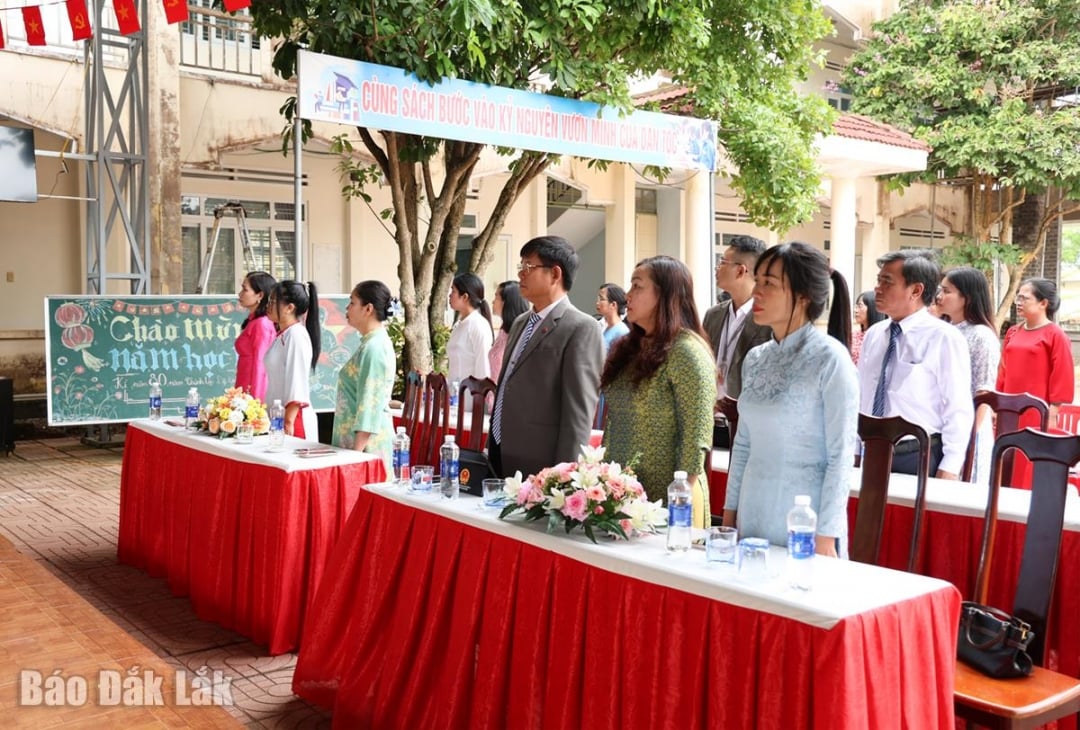 Đại biểu cùng thầy và trò Trường THPT số 1 Nguyễn Thị Minh Khai chào cờ trong lễ khai giảng năm học 2025 - 2026.