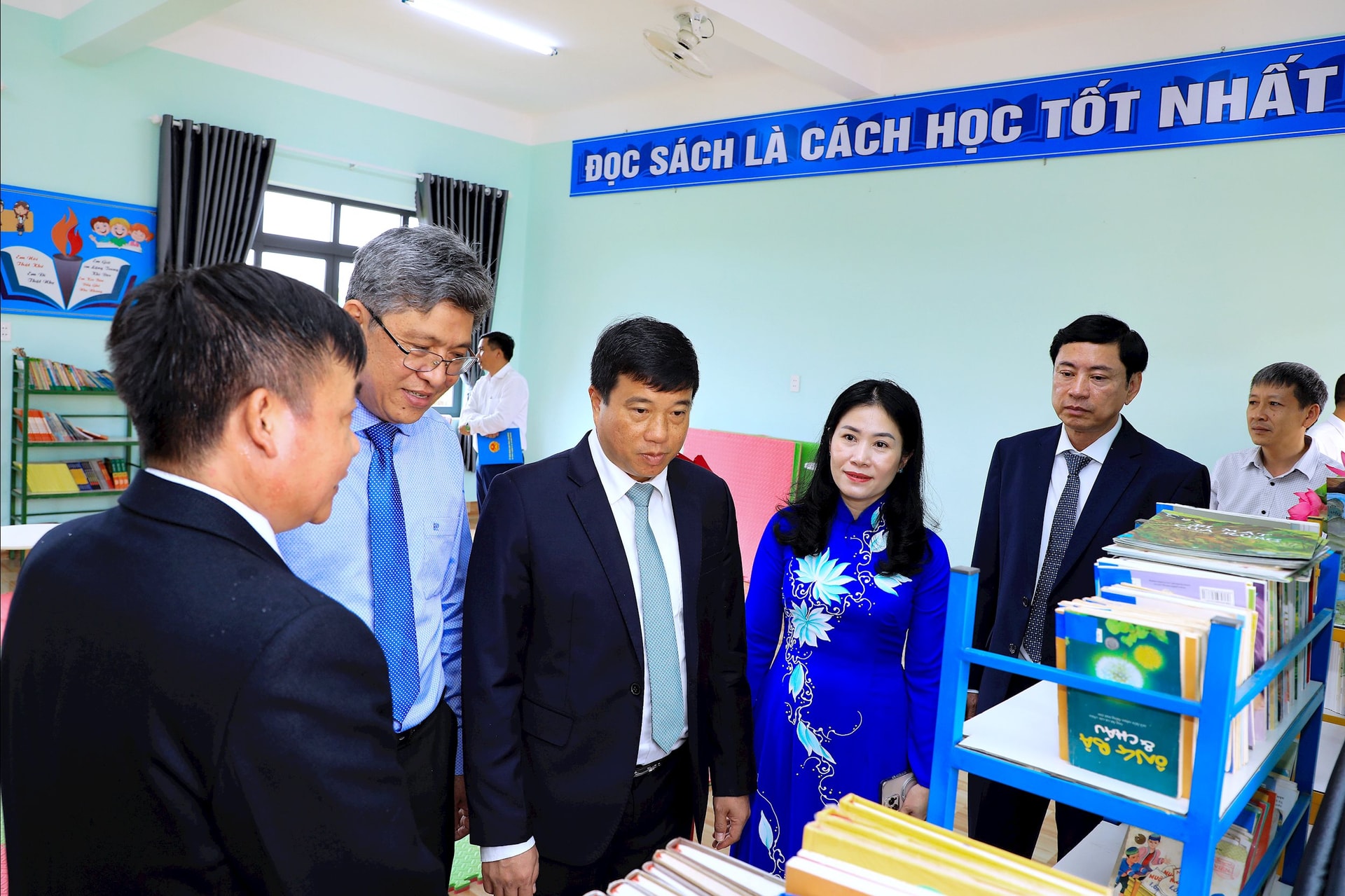ថ្នាក់​ដឹកនាំ​ខេត្ត​ចុះ​ពិនិត្យ​ឧបករណ៍​នៅ​បណ្ណាល័យ​សាលា​បឋម​សិក្សា Nguyen Van Troi