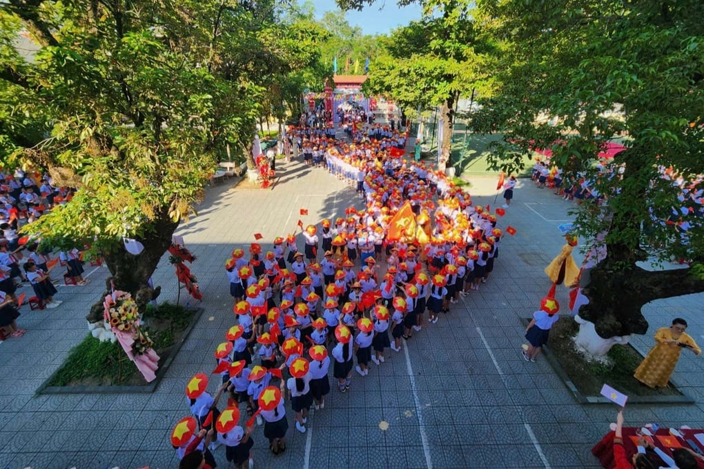 Học sinh đội nón lá, xếp hình bản đồ Tổ quốc chào đón các em khoá mới - 1