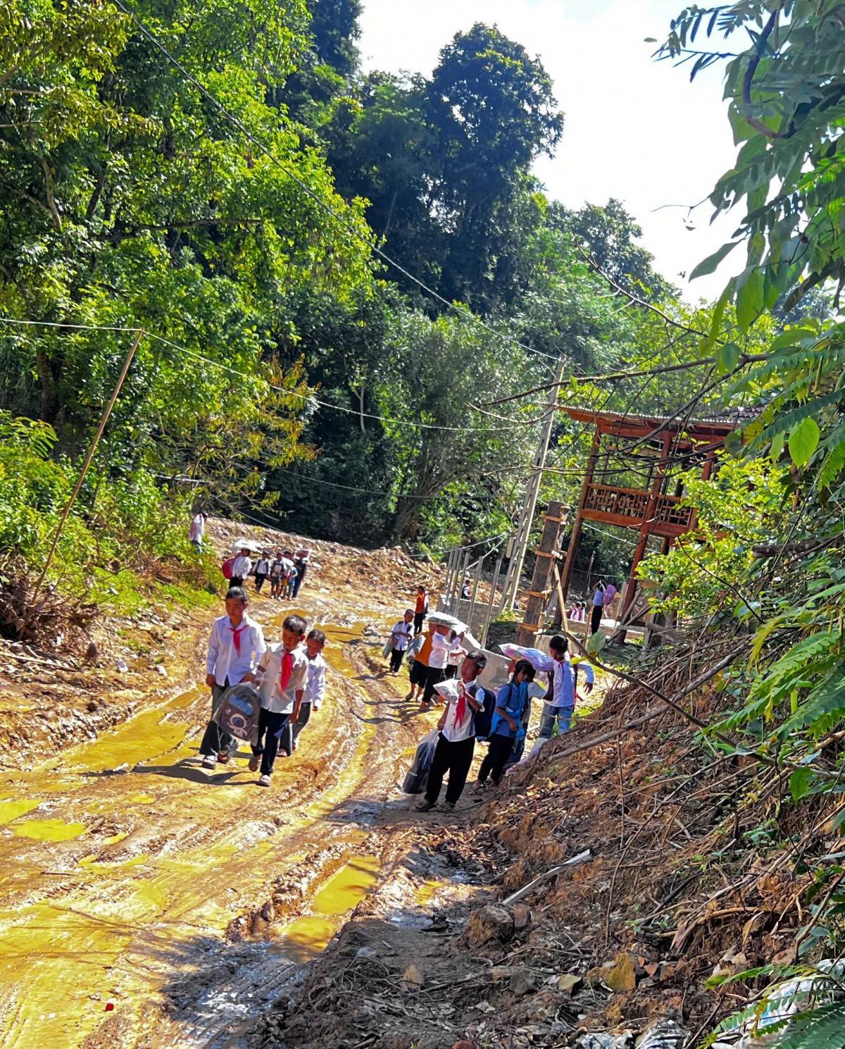 សមាគមធុរកិច្ច Nghe Tinh នៅទីក្រុងហូជីមិញ និងអ្នកមានគុណបានឧបត្ថម្ភ ១ ពាន់លានដុង ដើម្បីសាងសង់បន្ទប់ស្នាក់នៅសម្រាប់សិស្សានុសិស្សនៅឃុំ Bac Ly ខេត្ត Nghe An។