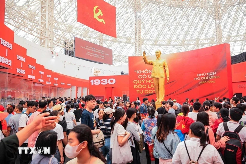 80年間の国家の功績を展示、海外在住ベトナム人に深い感銘を与える