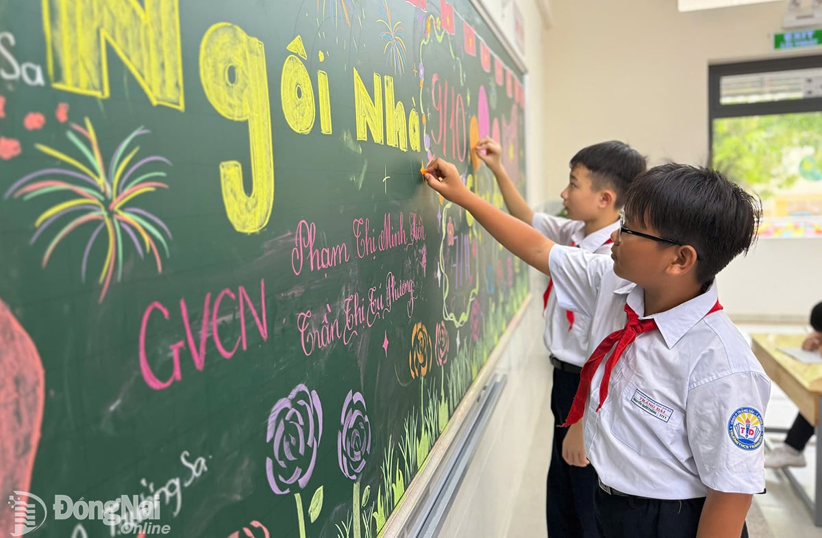 Các em học sinh Trường THCS Trảng Dài, phường Trảng Dài trang trí lớp học mới chuẩn bị cho Lễ khai giảng năm học 2025-2026. Ảnh: Công Nghĩa
