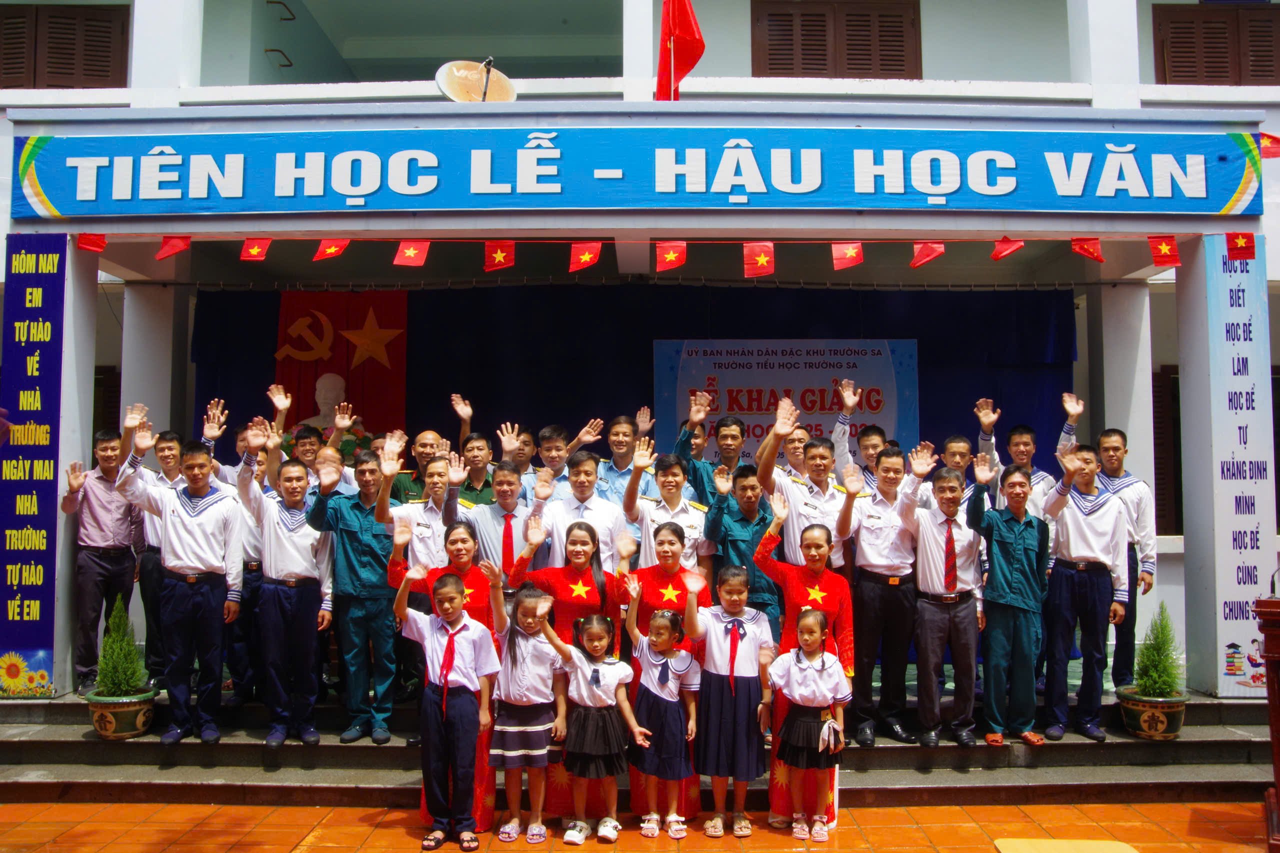 Rộn ràng không khí khai giảng năm học mới ở Trường Sa- Ảnh 6.