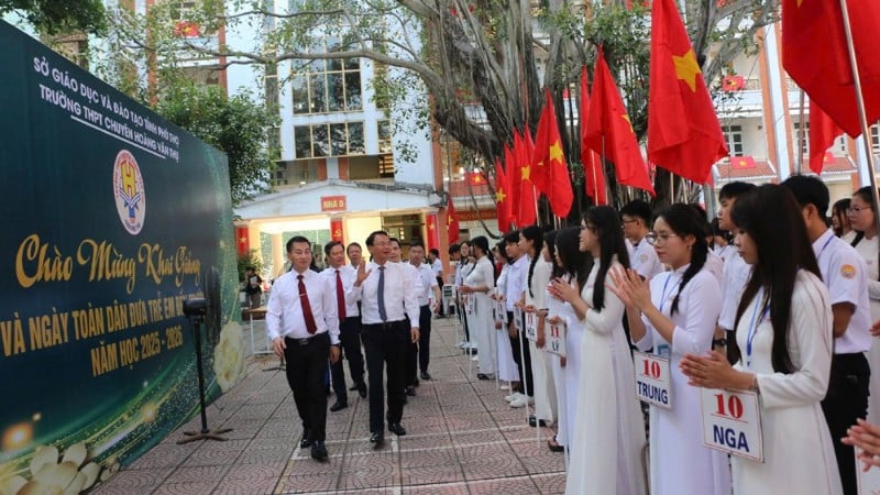 លេខាបក្សខេត្ត Phu Tho លោក Dang Xuan Phong បានចូលរួមពិធីបើកជាមួយលោកគ្រូ អ្នកគ្រូ និងសិស្សានុសិស្សនៃវិទ្យាល័យ Hoang Van Thu សម្រាប់ Gifted, Hoa Binh Ward។