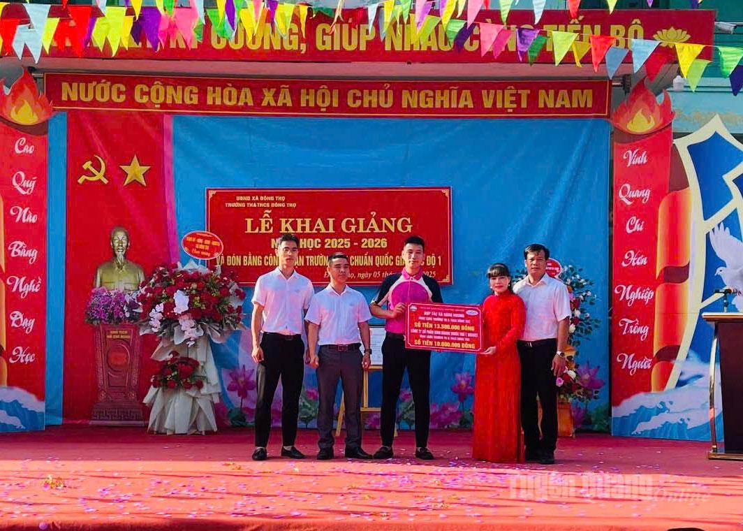Perwakilan Koperasi Sang Nhung menyerahkan dukungan kepada Sekolah Dasar dan Menengah Dong Tho.
