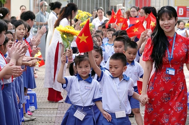 Lễ khai giảng đặc biệt kỷ niệm 80 năm ngành giáo dục việt nam - Ảnh 1.