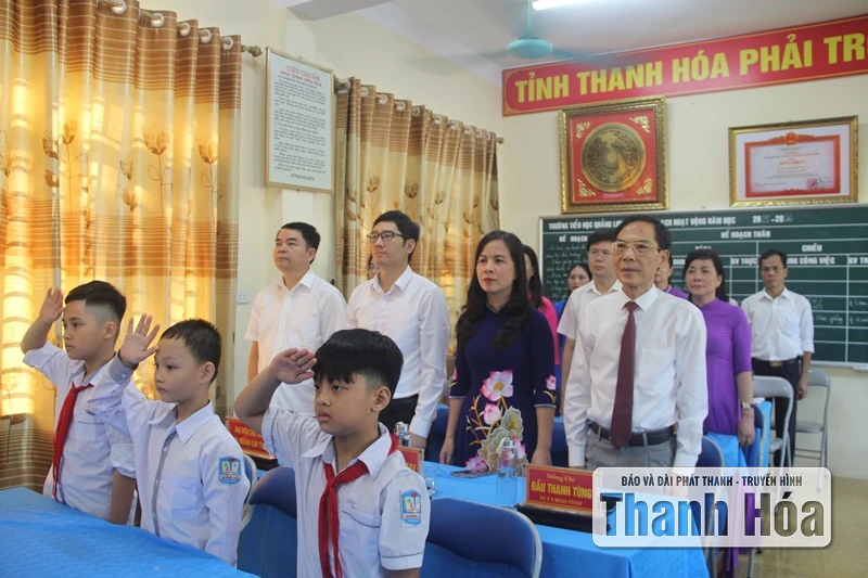 Naib Pengerusi Jawatankuasa Rakyat Wilayah Dau Thanh Tung menghadiri majlis perasmian bersama guru dan pelajar Sekolah Rendah Quang Luu.