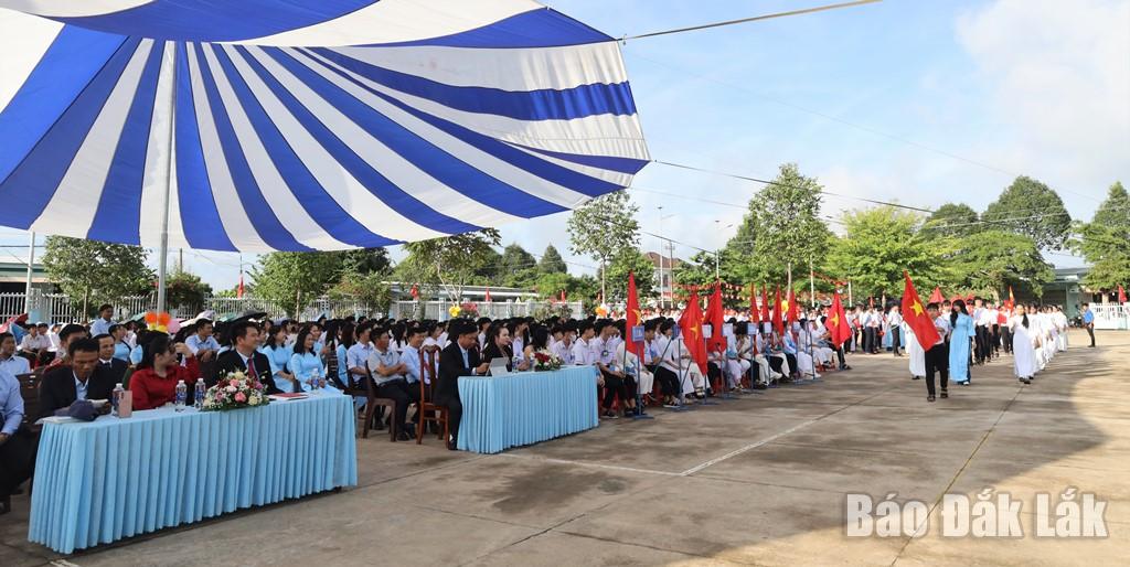 គណៈប្រតិភូ នាយកសាលា លោកគ្រូ អ្នកគ្រូ និងសិស្សានុសិស្សនៃវិទ្យាល័យ Vo Nguyen Giao ស្វាគមន៍សិស្សថ្មី។