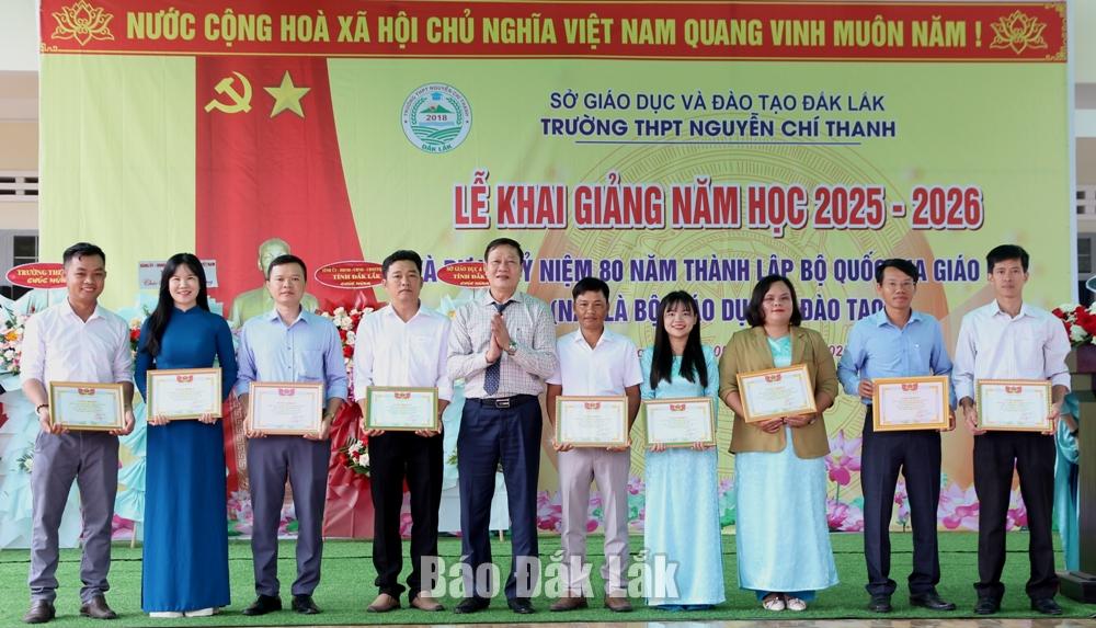Các thầy cô được khen thưởng vì thành tích xuất sắc. 