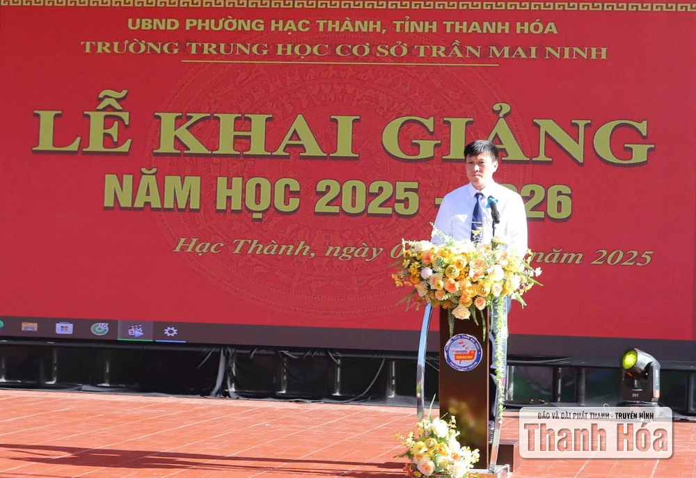 De secretaris van de provinciale partij Nguyen Doan Anh en de voorzitter van het provinciaal volkscomité Do Minh Tuan woonden de openingsceremonie van het schooljaar 2025-2026 op de Tran Mai Ninh middelbare school bij.