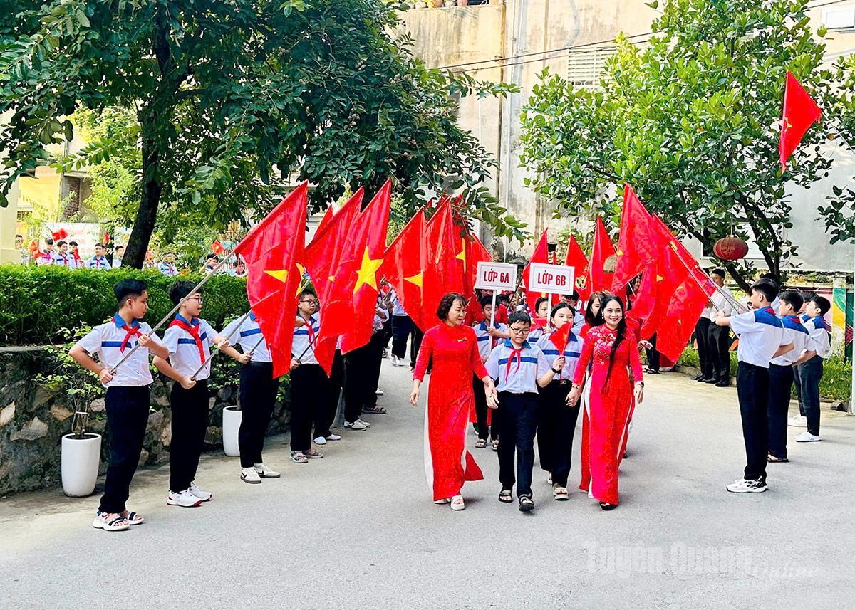 ໂຮງຮຽນມັດທະຍົມຕອນປາຍ ເລ​ກີ​ໂດນ ຕ້ອນຮັບ​ນັກ​ສຶກສາ​ຊັ້ນ​ປະຖົມ 270 ຄົນ​ໃນ​ສົກ​ຮຽນ 2025-2026. ພາບ: ຫາຍເຢືອງ.