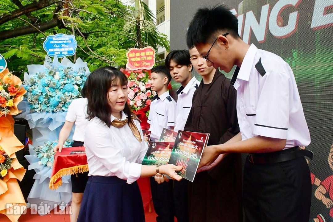 Bà Nguyễn Thị Kim Hoa, Phó Giám đốc Vietcombank Phú Yên trao học bổng cho học sinh khó khăn.
