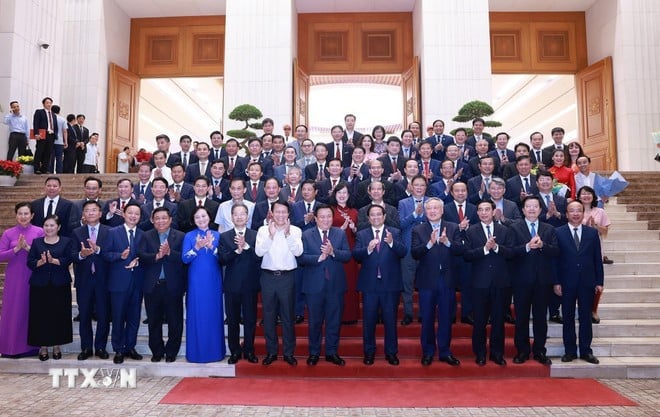 Thủ tướng Phạm Minh Chính với các đồng chí nhận quyết định và lãnh đạo các bộ, cơ quan, địa phương. (Ảnh: Dương Giang/TTXVN)