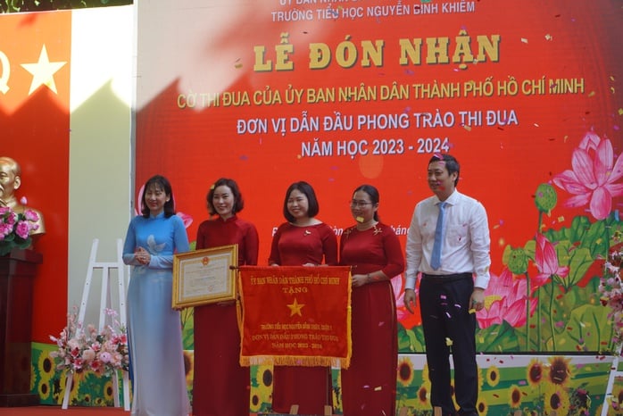 Nhiều cảm xúc trong ngày khai giảng đặc biệt của những học sinh đầu cấp  - Ảnh 2.