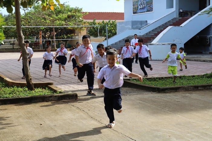 Rộn ràng không khí khai giảng năm học mới ở Trường Sa- Ảnh 1.