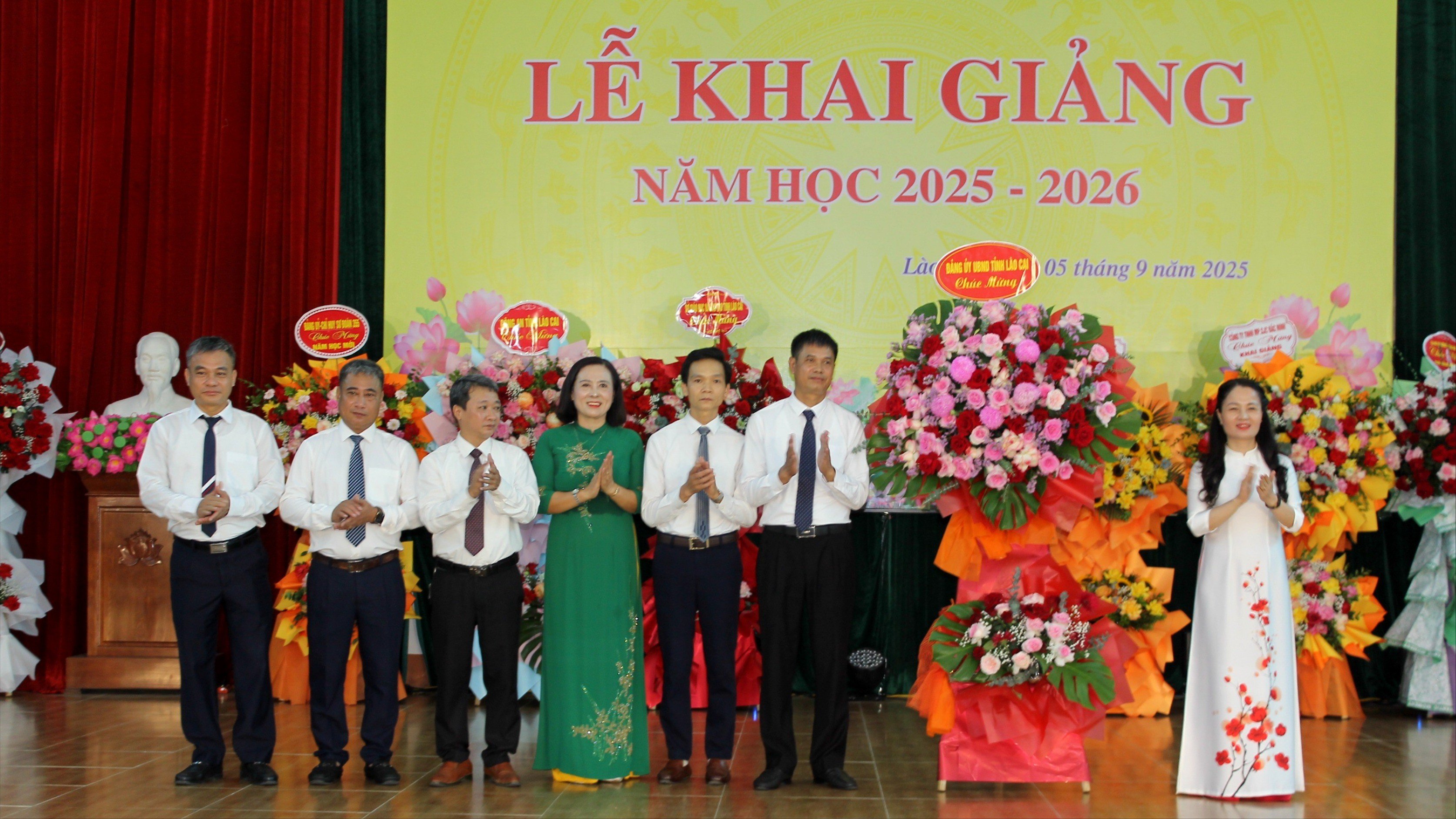 Lãnh đạo Đảng ủy UBND tỉnh tặng hoa chúc mừng Trường Cao đẳng Nghề Yên Bái