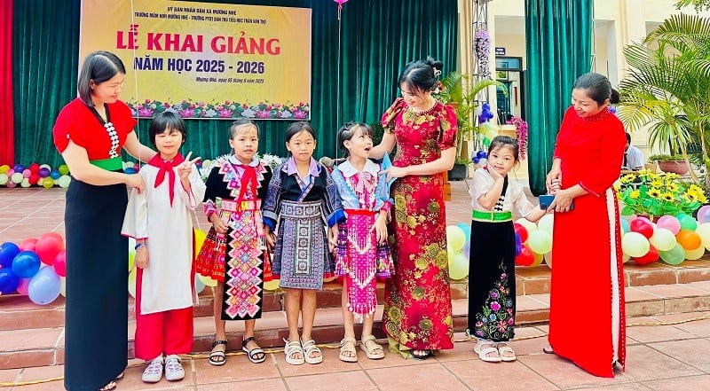 លោកគ្រូ អ្នកគ្រូ និងសិស្សានុសិស្សសាលាបឋមសិក្សា Hoang Van No (ឃុំ Muong Nhe ខេត្ត Dien Bien) ក្នុងពិធីបើកបវេសនកាលឆ្នាំសិក្សាថ្មី។