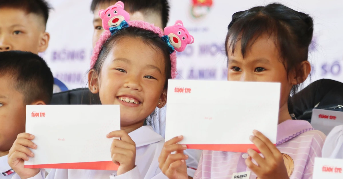 Học sinh vùng bão lũ xứ Nghệ nhận học bổng: 'Cô trò ai nấy đều vui'