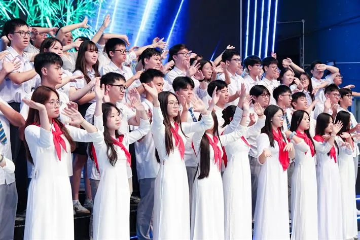 Học sinh, sinh viên tham gia tại biểu diễn văn nghệ tại chương trình.jpg