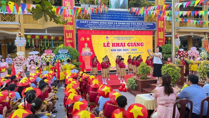 Quảng Trị: Xúc động hình ảnh Biên phòng cõng học sinh qua suối đến trường khai giảng năm học mới - Ảnh 24.