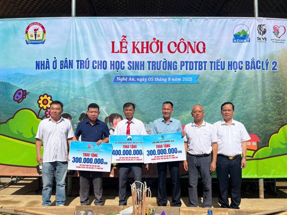 សមាគមធុរកិច្ច Nghe Tinh នៅទីក្រុងហូជីមិញ និងអ្នកមានគុណបានឧបត្ថម្ភ ១ ពាន់លានដុង ដើម្បីសាងសង់បន្ទប់ស្នាក់នៅសម្រាប់សិស្សានុសិស្សនៅឃុំ Bac Ly ខេត្ត Nghe An។