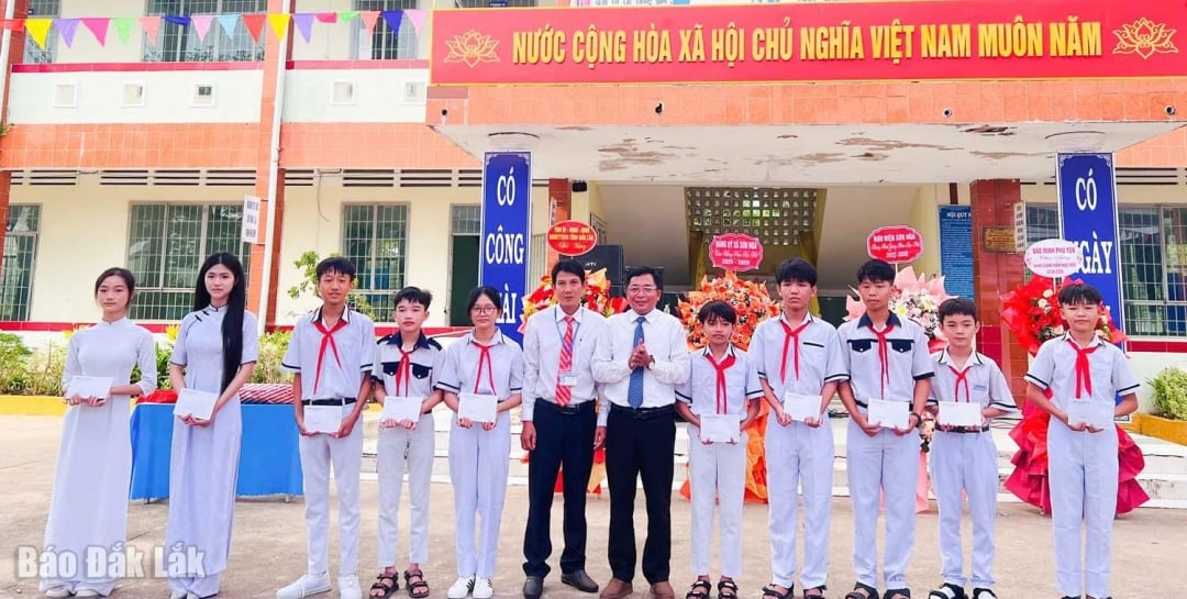 Đồng chí Nay Y Blung, Tỉnh ủy viên, Bí thư Đảng ủy, Chủ tịch HĐND xã Sơn Hoà trao tặng 10 phần quà cho học sinh có hoàn cảnh khó khăn trong năm học mới.