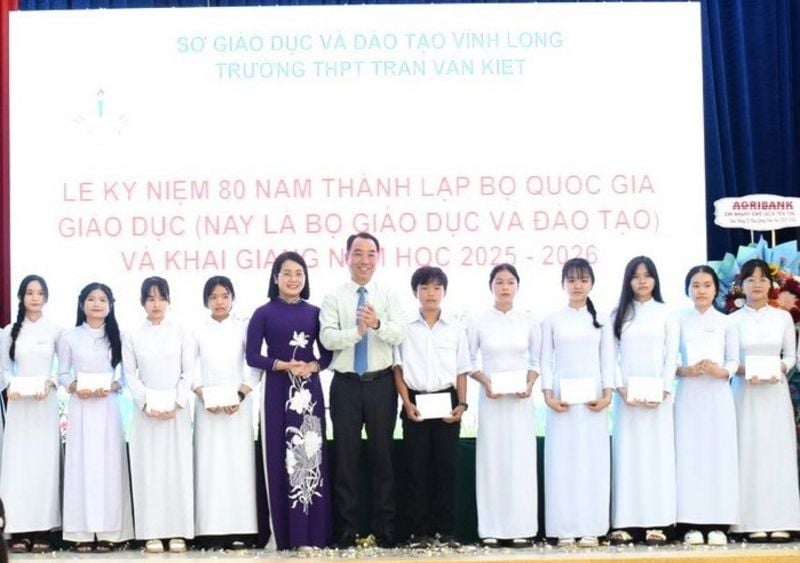 Phó Bí thư Tỉnh ủy, Chủ tịch UBND tỉnh- Lữ Quang Ngời trao học bổng cho học sinh.