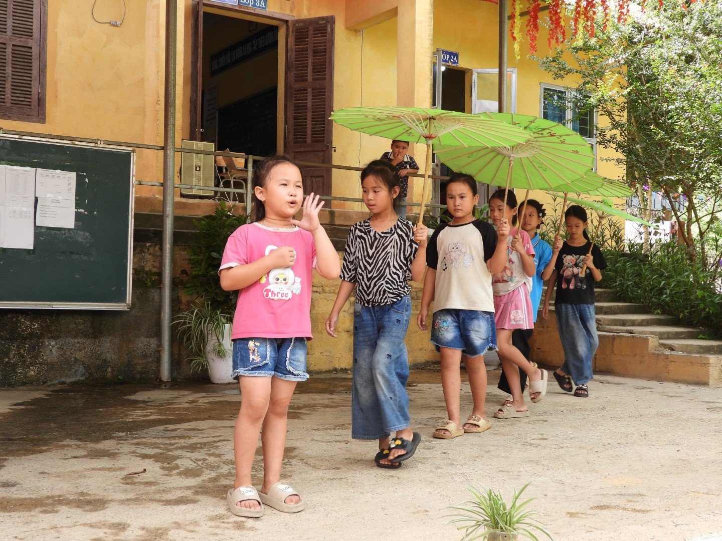 Cháu Hoàng Thu Hà, lớp 3, Trường Phổ thông dân tộc, nội trú Tiểu học và Trung học cơ sở Tân Minh tập luyện văn nghệ chuẩn bị cho ngày khai giảng năm học mới
