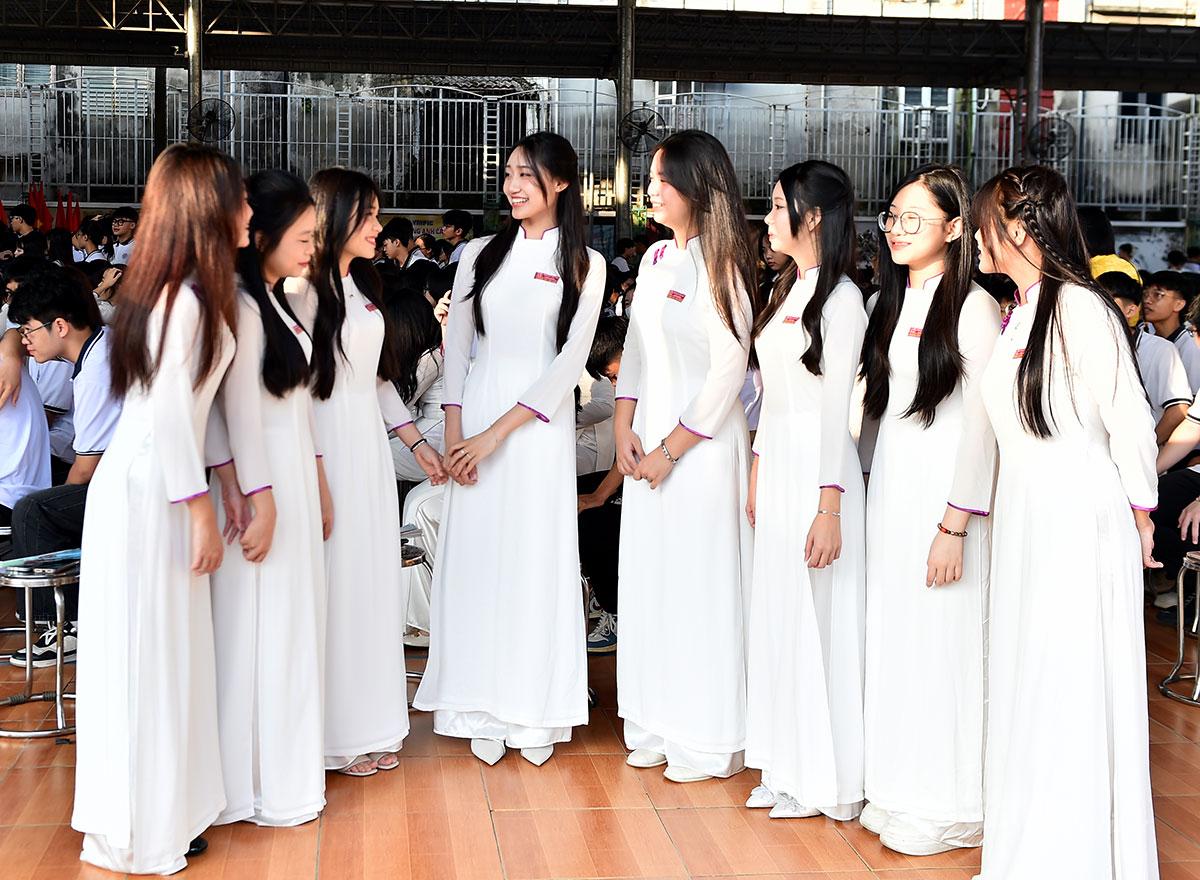 Các em học sinh Trường THPT Tân Trào trong ngày khai trường.
