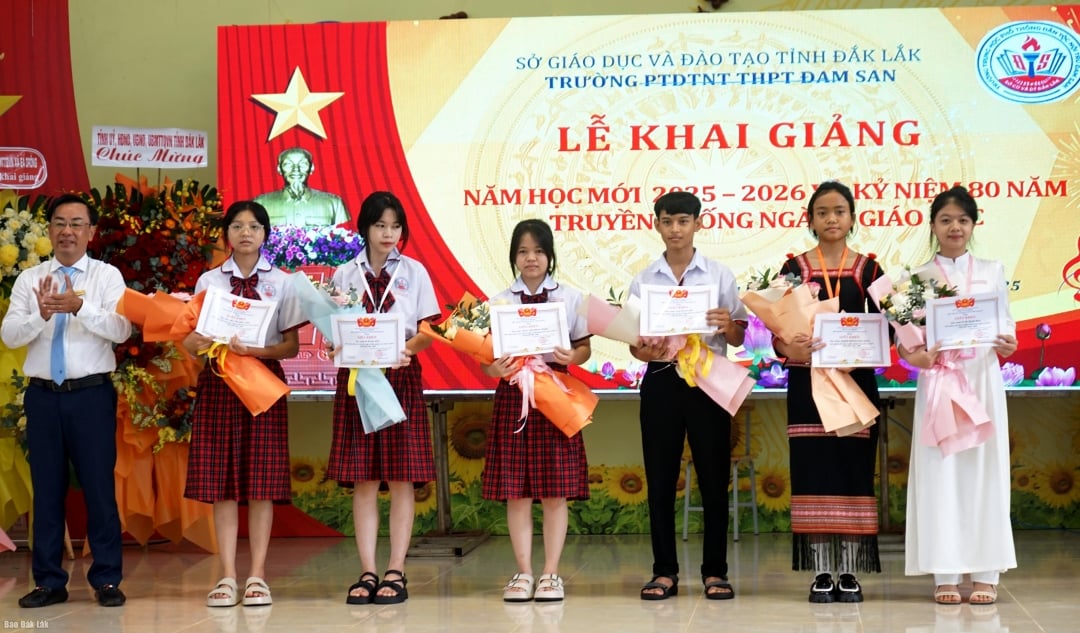 Hiệu trưởng Trường PTDTNT THPT Đam San khen thưởng học sinh đạt thành tích cao trong thi tuyển vào lớp 10