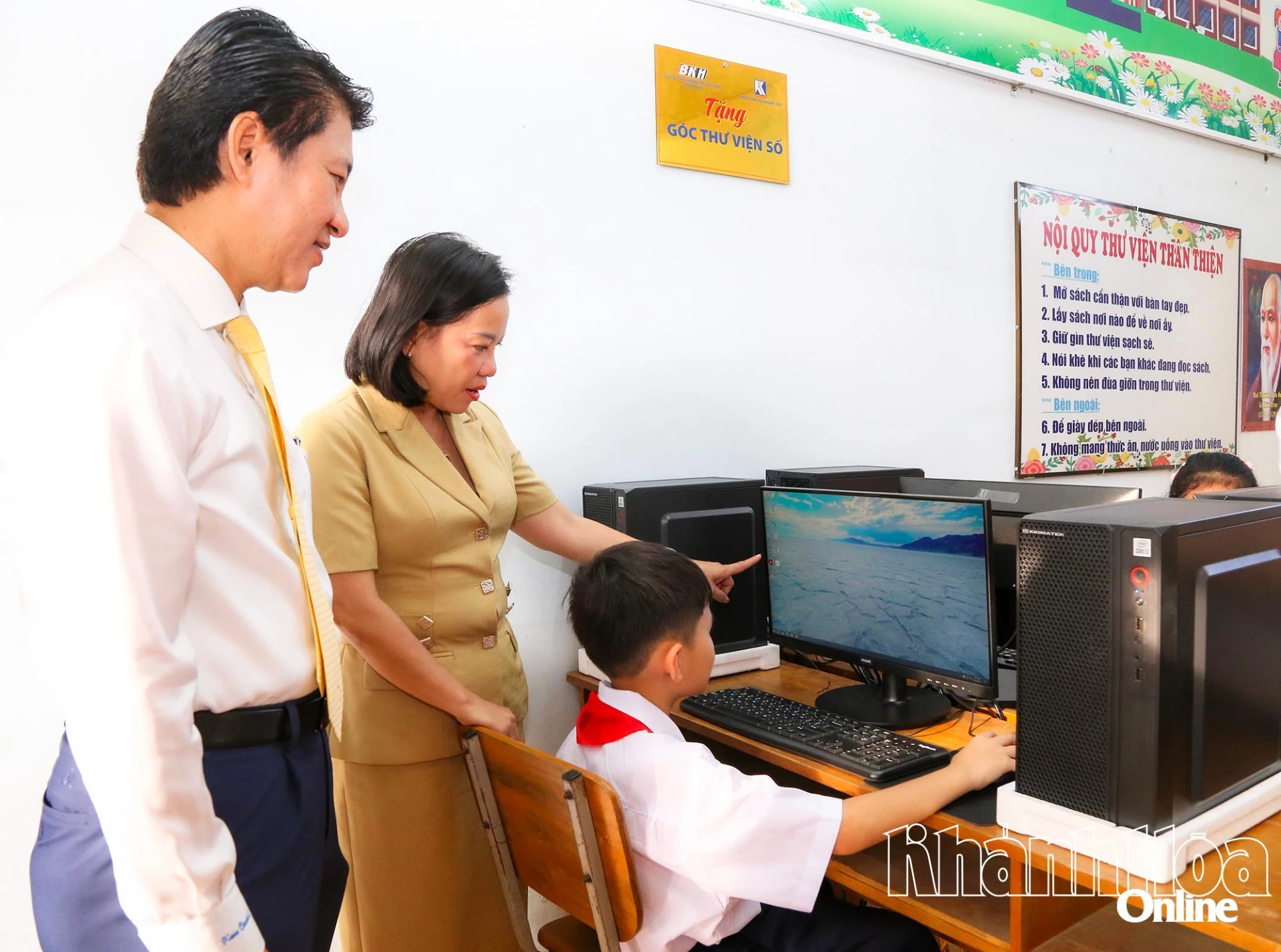 Đồng chí Thái Thị Lệ Hằng và đồng chí Phan Xuân Hòa tham quan học sinh sử dụng máy tính để tìm kiếm tài liệu học tập