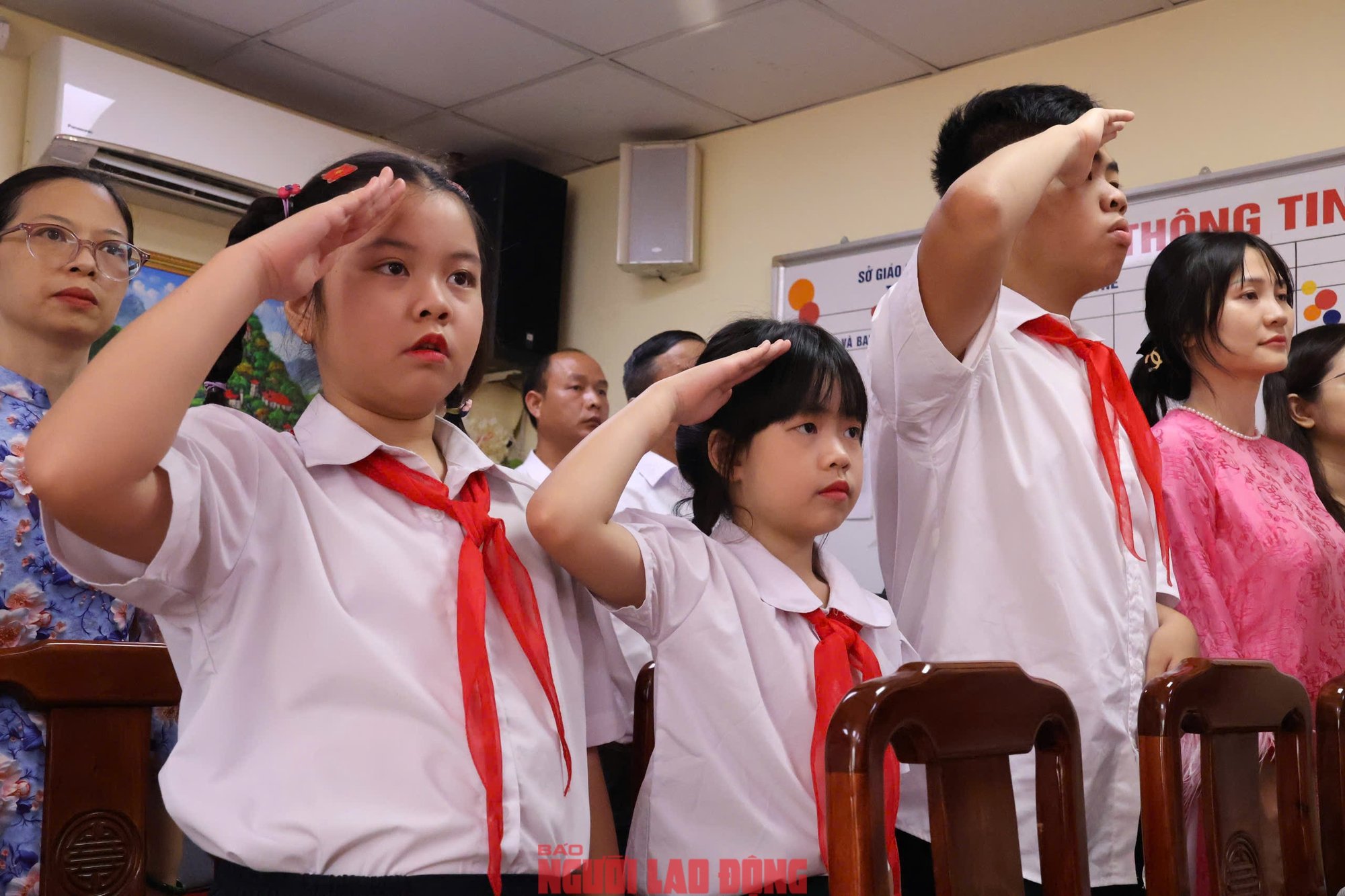 VIDEO: Xúc động lễ khai giảng năm học mới ở ngôi trường đặc biệt- Ảnh 1.