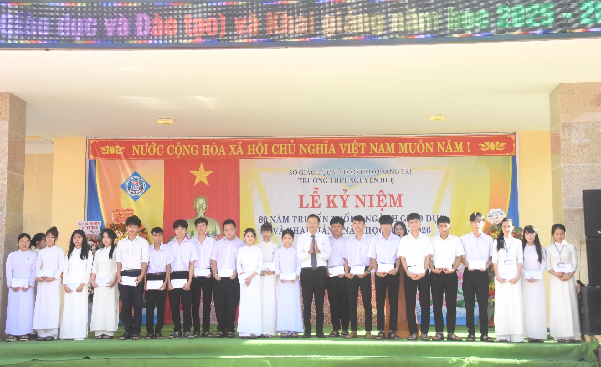 អ្នកឧបត្ថម្ភផ្តល់អំណោយដល់សិស្សានុសិស្សក្នុងស្ថានភាពលំបាក - រូបថត៖ DV