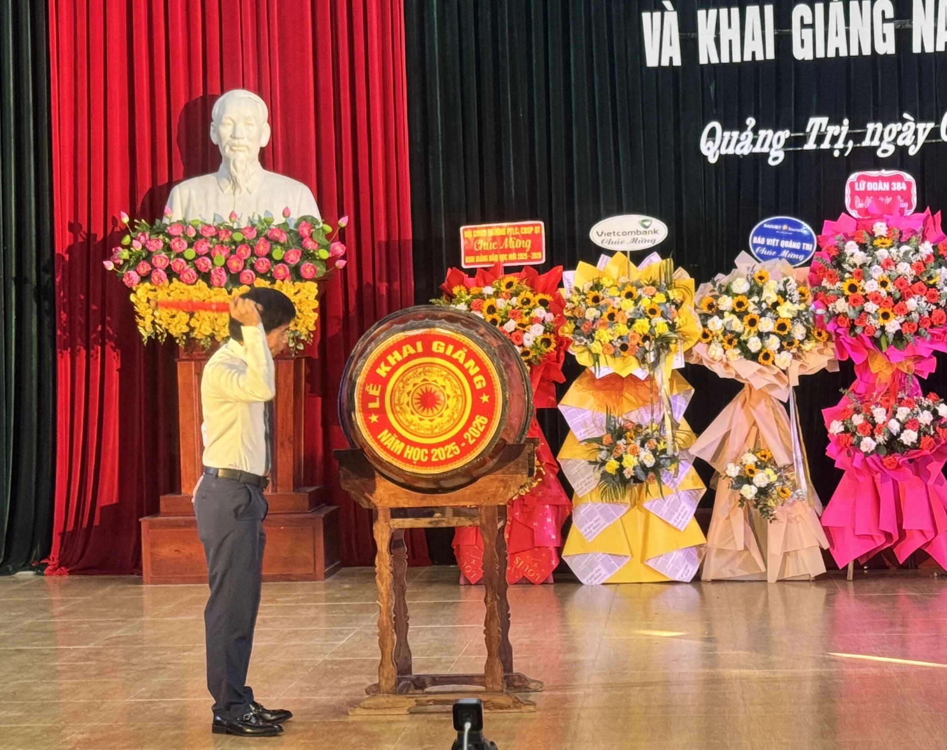 បណ្ឌិត Truong Dinh Thang នាយកសាលា Quang Tri នៃការអប់រំ វាយស្គរបើកឆ្នាំសិក្សាថ្មី ២០២៥-២០២៦