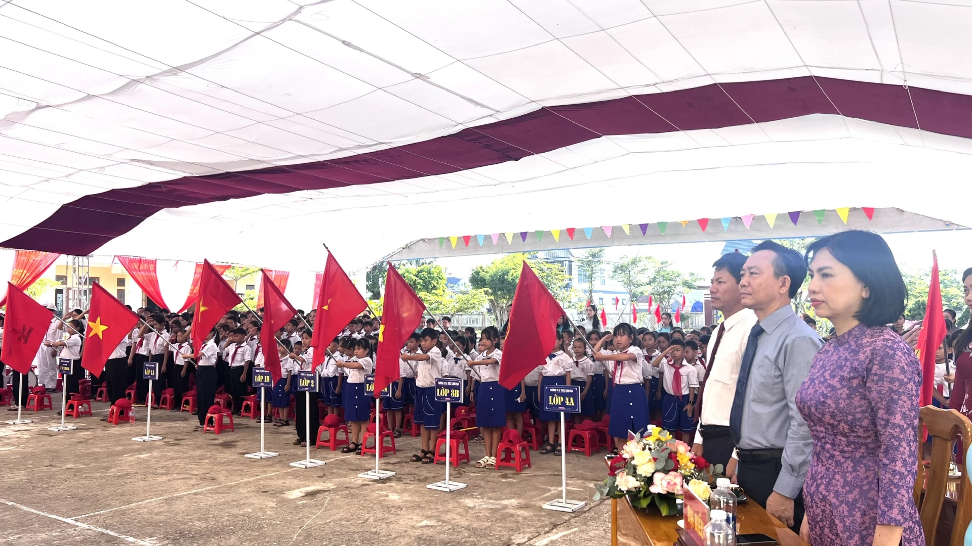 ប្រតិភូគោរពទង់ជាតិក្នុងពិធីបើក