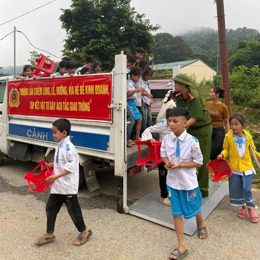 Dùng máy múc, xe công an và ô tô tải chở học sinh vượt lũ đi khai giảng - 3