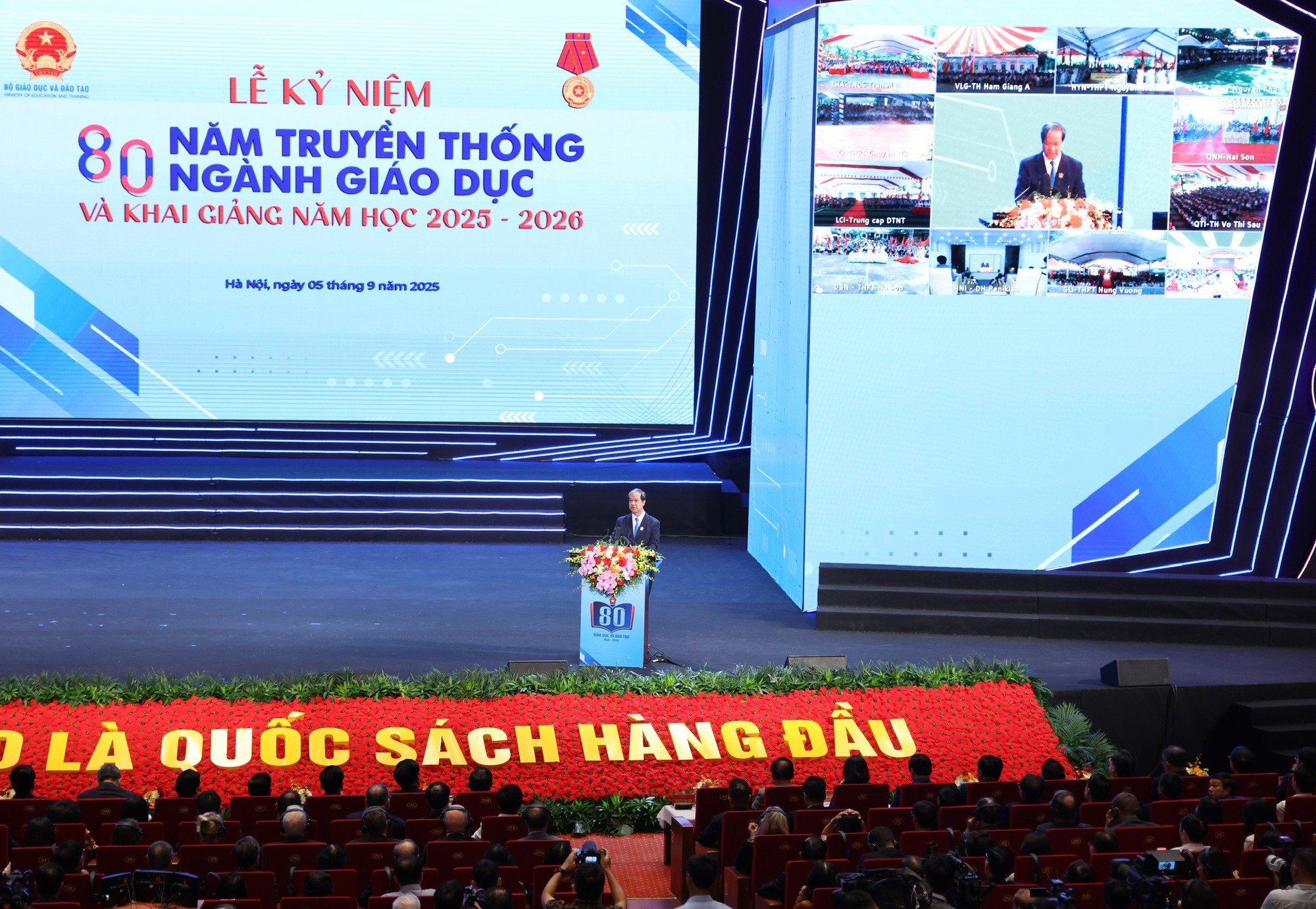 Bộ trưởng Bộ Giáo dục và Đào tạo Nguyễn Kim Sơn trình bày diễn văn kỷ niệm 80 năm truyền thống ngành Giáo dục và khai giảng năm học 2025-2026 - Ảnh: VGP/Đức Tuân.