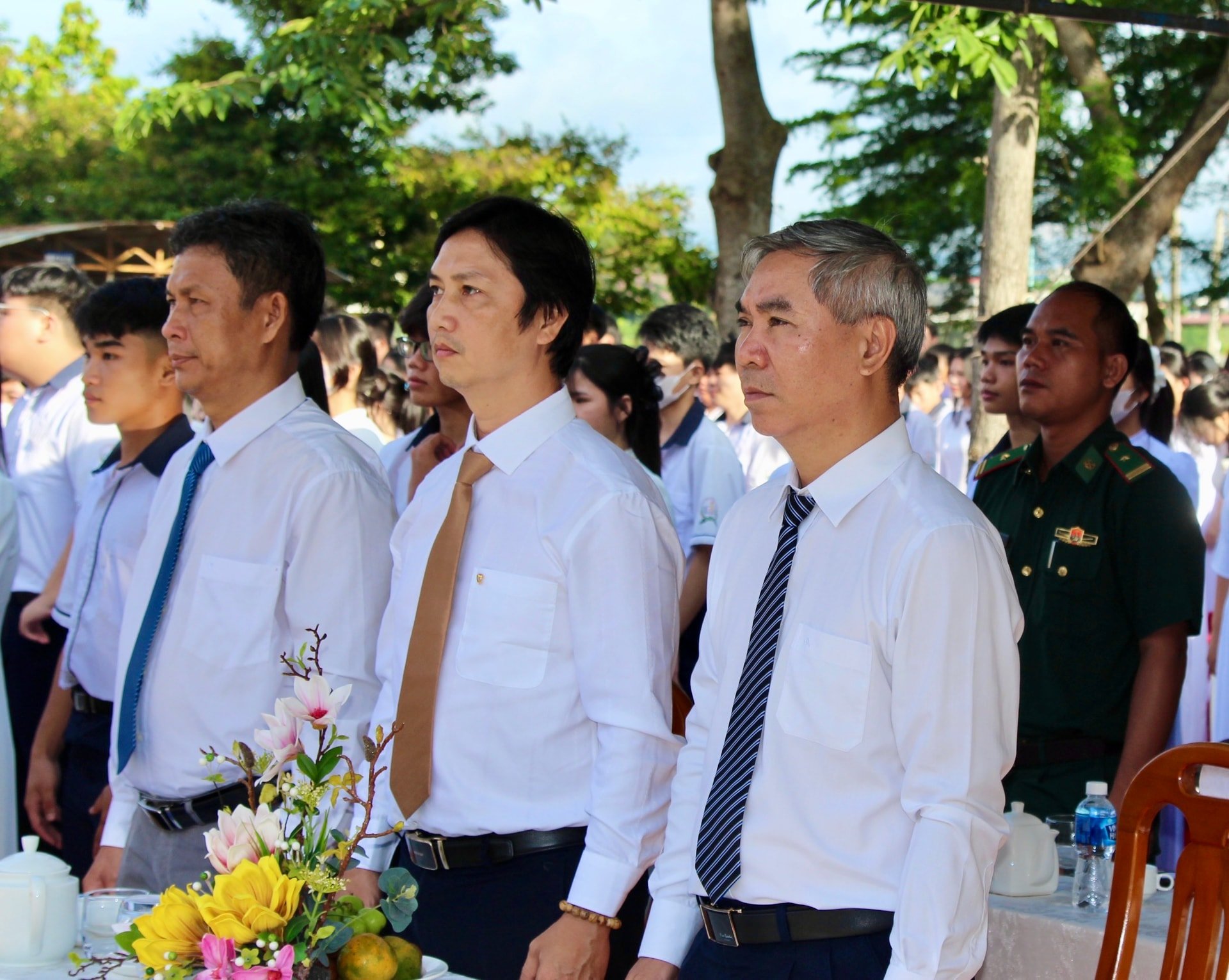 Đồng chí Nguyễn Văn Quang - Ủy viên Ban Thường vụ Tỉnh ủy, Chủ nhiệm Ủy ban Kiểm tra Tỉnh ủy dự lễ Khai giảng tại Trường THPT Nguyễn Trường Tộ 