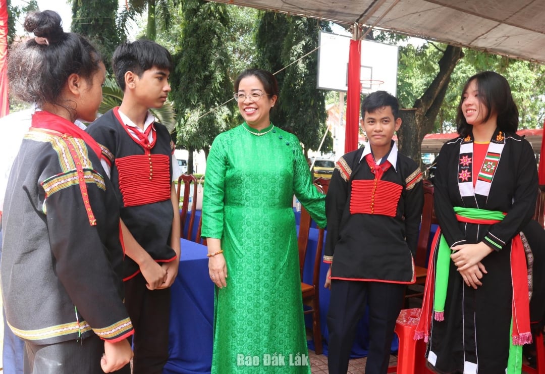 អនុលេខាគណៈកម្មាធិការបក្សខេត្ត Huynh Thi Chien Hoa បានណែនាំសិស្សានុសិស្សឱ្យខិតខំរៀនសូត្រ។