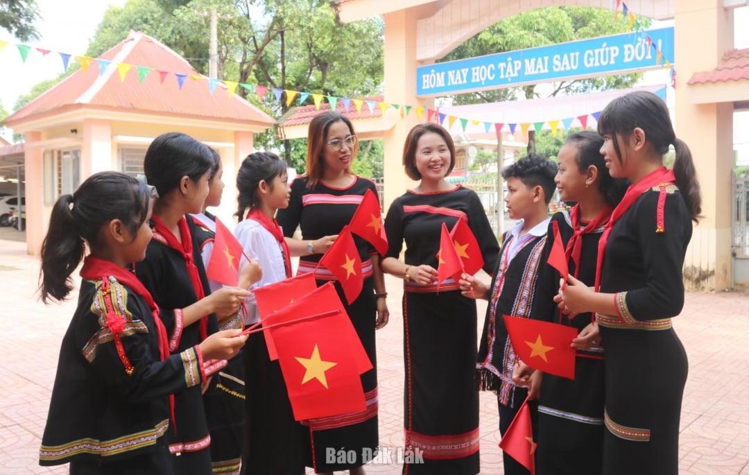 លោកគ្រូ អ្នកគ្រូ និងសិស្សានុសិស្សនៃអនុវិទ្យាល័យ ប៊ុនម៉ាធឿត សម្រាប់ជនជាតិភាគតិច ក្នុងថ្ងៃបើកបវេសនកាលឆ្នាំសិក្សាថ្មីដ៏រីករាយ។