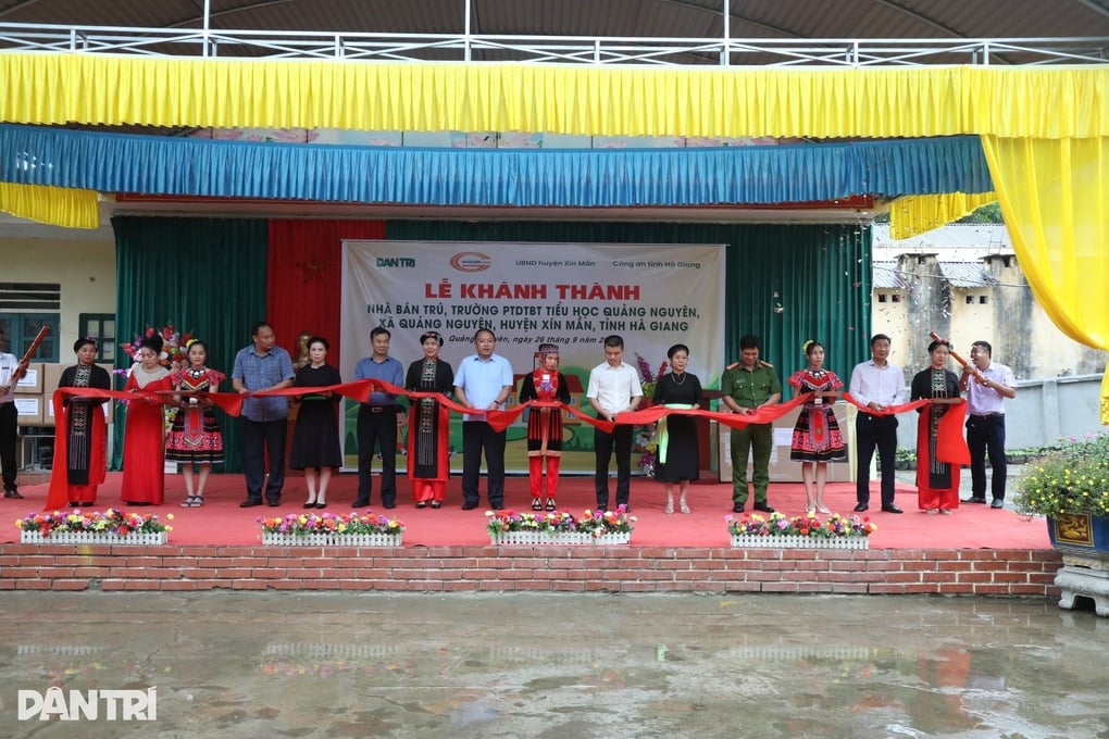 Niềm vui ngày khai giảng vùng biên viễn từ tấm lòng bạn đọc báo Dân trí - 3