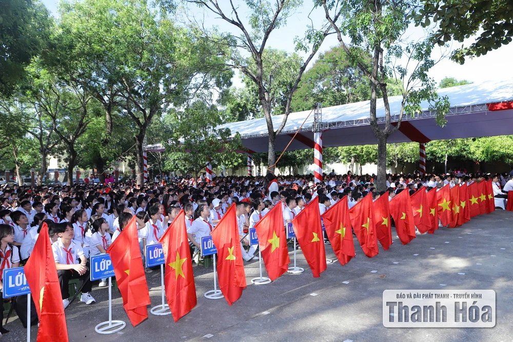 De secretaris van de provinciale partij Nguyen Doan Anh en de voorzitter van het provinciaal volkscomité Do Minh Tuan woonden de openingsceremonie van het schooljaar 2025-2026 op de Tran Mai Ninh middelbare school bij.