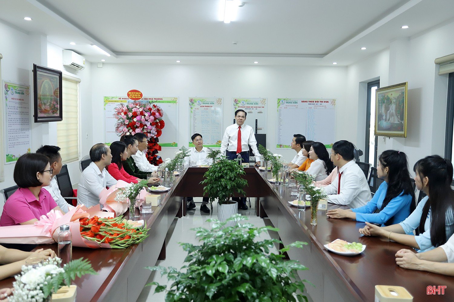Chủ tịch UBND tỉnh Võ Trọng Hải trò chuyện với giáo viên Trường Mầm non Trung Kiên.