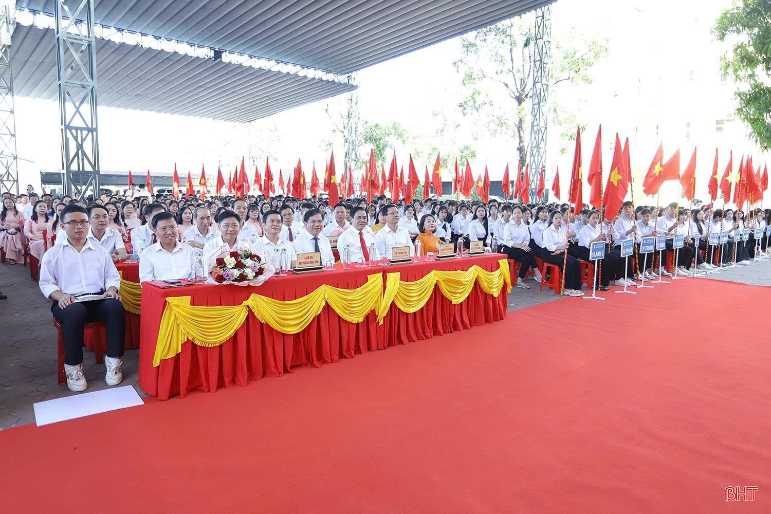 Chủ tịch UBND tỉnh Võ Trọng Hải và các đại biểu tham dự Lễ khai giảng tại điểm cầu Trường THPT Chuyên Hà Tĩnh.