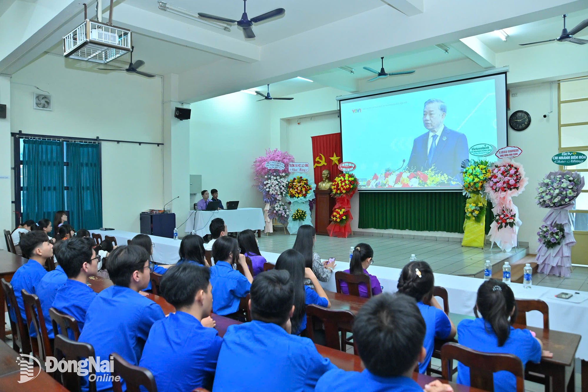 Học sinh Trường TH-THCS-THPT Bùi Thị Xuân, phường Tam Hiệp, tỉnh Đồng Nai chăm chú theo dõi bài phát biểu của Tổng Bí thư Tô Lâm. Ảnh: Công Nghĩa
