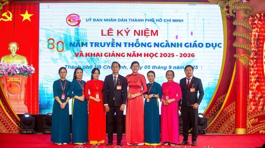 khai-giang-nam-viet-4.jpg