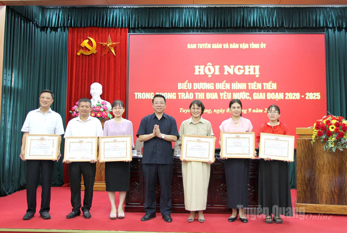 សមមិត្ត Tran Manh Loi ប្រធានគណកម្មាធិការឃោសនា និងចលនាមហាជននៃគណៈកម្មាធិការបក្សខេត្ត បានប្រគល់ប័ណ្ណសរសើរដល់សមូហភាពដែលមានស្នាដៃក្នុងចលនាត្រាប់តាមស្នេហាជាតិ ដំណាក់កាល ២០២០-២០២៥។