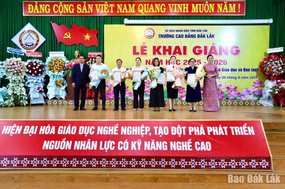 Bà Trịnh Thị Bích Lan – Phó Giám đốc Agribank Chi nhánh Đắk Lắk (thứ 3 từ bên phải qua) đại diện Agribank Chi nhánh Đắk Lắk nhận Thư cảm ơn từ Trường Cao đẳng Đắk Lắk.
