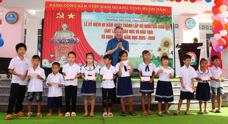 
Bí thư Tỉnh ủy- Ngô Chí Cường đến dự lễ khai giảng tại Trường TH Hàm Giang A.